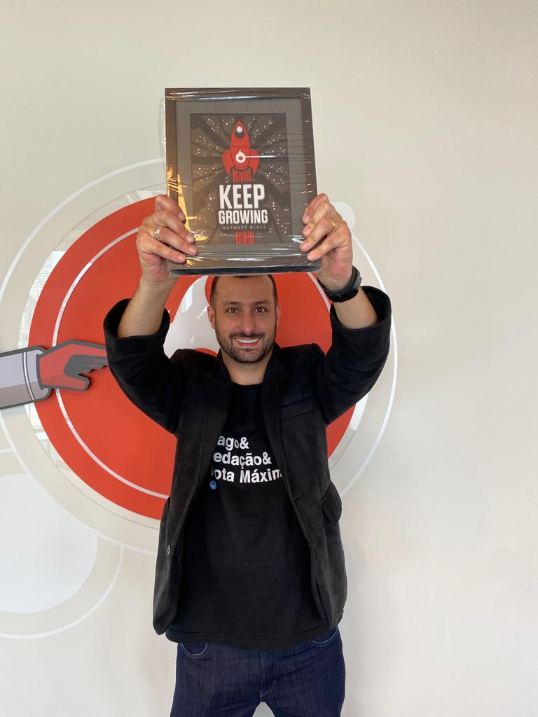 Prof. Raphael Reis recebe a placa Black One da Hotmart